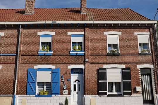 Maison de briques rouges, volets bleus