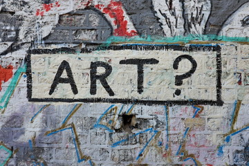 Kunst? Graffiti op bakstenen muur in de straat.