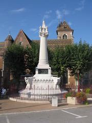 Saint-Jean-de-Losne : monument de la délibération et église Saint-Jean-Baptiste