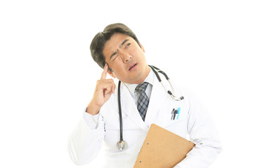 困った表情の医師