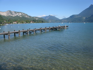 Ponton en bois sur le lac d'Annecy