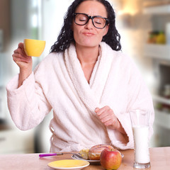 Frau im Morgenmantel beim Kaffee genießen - Fruhstück