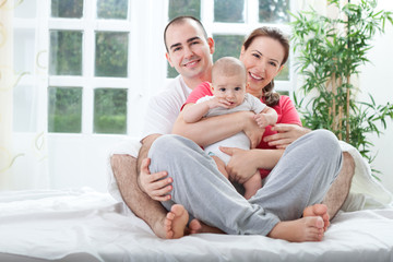 Obraz premium Young happy smiling family