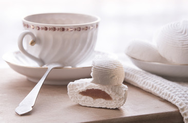 Tea and marshmallow cakes with jelly inside