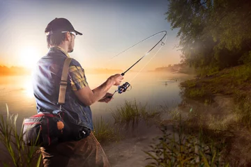 Photo sur Plexiglas Pêcher Young man fishing at misty sunrise