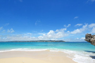 南国の美しいビーチと紺碧の空