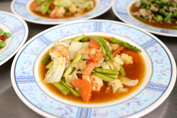 puff vegetables and shrimp.