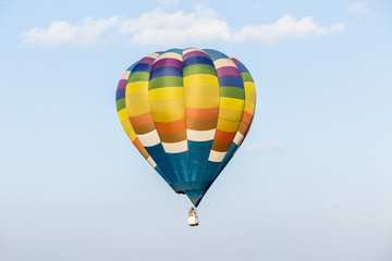 Fototapeta premium Balon na ogrzane powietrze na niebie