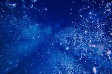 Foto op Aluminium Underwater bubble shot in deep blue tropical sea © elovich