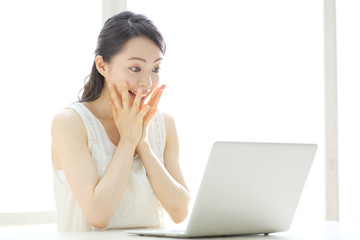 ノートパソコン・若い女性
