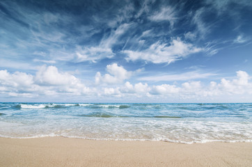 Fototapeta na wymiar beach and tropical sea with waves