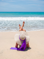 Fototapeta premium girl sitting on a tropical beach