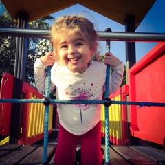 Bambina al parco che gioca e sorride