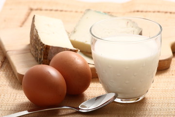 Latte fornaggio e uova
