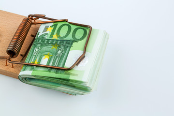 Euro-Geldscheine in Mausefalle