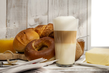 Frühstück, Brunch mit Latte Macchiato, Brötchen, und Orangensaft