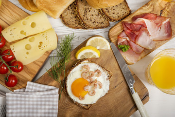 Spiegelei in Pfanne, Nordseekrabben, Schinken Käse 
