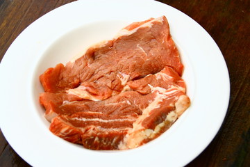 tranche de faux-filet crue dans assiette