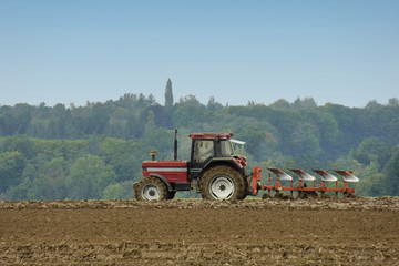 Obraz premium Labourage d'un champ