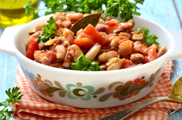 Ragout from beans with bell pepper and onion.