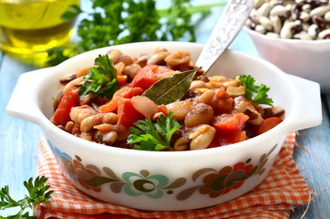 Ragout from beans with bell pepper and onion.