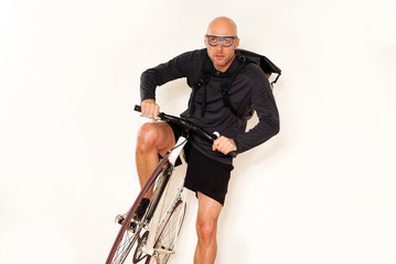 Fahrradkurier schwarz gekleidet