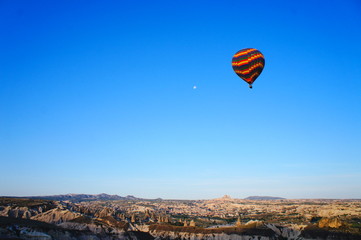 日の出にカッパドキア上空を遊覧する気球