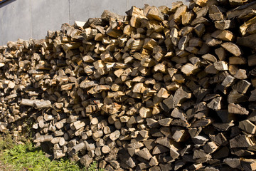 積み上げた薪