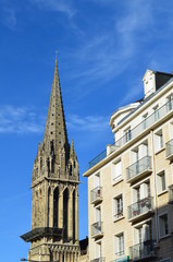 Vieux clocher et immeuble d'après-guerre (Normandie)