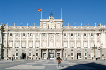 Fototapeta na wymiar People visiting the royal palace of Madrid on Spain