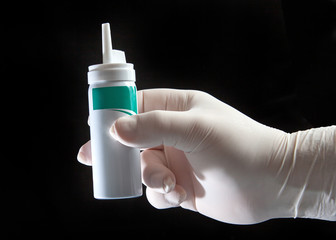 Mano con farmaco - bomboletta