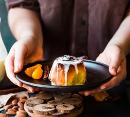 handle Cinnabon cinnamon rolls and mandarin and cream sauce