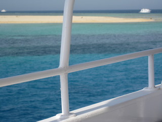 Fototapeta na wymiar isola di Utopia vista dalla barca