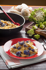 Pappardelle al sugo di cavolfiore viola blu