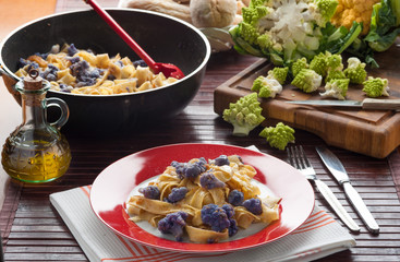 Pappardelle al sugo di cavolfiore viola blu