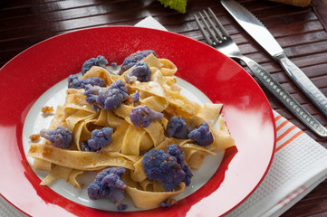 Pappardelle al sugo di cavolfiore viola blu
