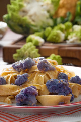 Pappardelle al sugo di cavolfiore viola blu