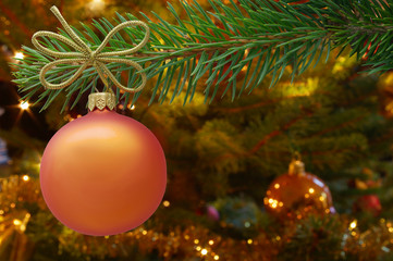Obraz na płótnie Canvas Christmas bauble on a tree