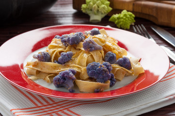 Pappardelle al sugo di cavolfiore viola blu