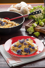 Pappardelle al sugo di cavolfiore viola blu