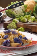 Pappardelle al sugo di cavolfiore viola blu