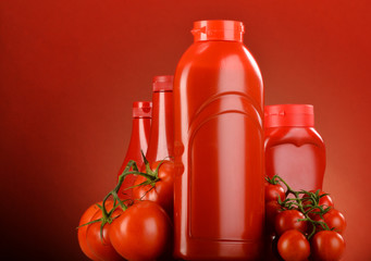 Composition with ketchup and fresh tomatoes