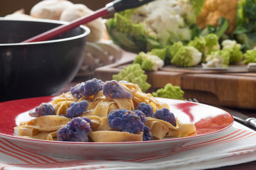 Pappardelle al sugo di cavolfiore viola blu