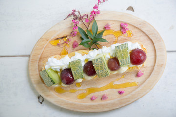 Choux cream with fruit