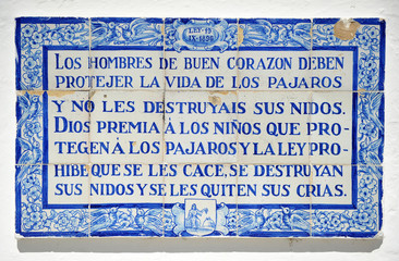 Azulejo para protección de los pájaros, Sevilla, España. Azulejo ecologista en la escuela