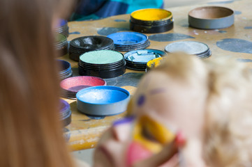 Farbtöpfe beim Kinderschminken