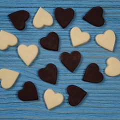 Obraz premium Chocolate hearts on a wooden background