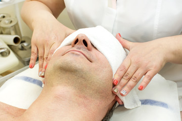 Obraz na płótnie Canvas man in a beauty salon facial and massage