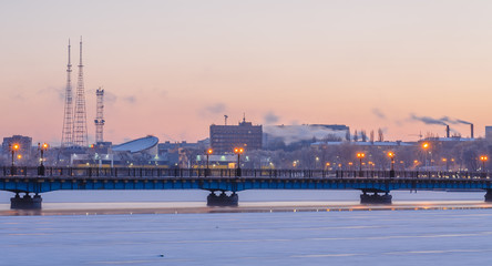 Obraz premium Bridge city landscape in snowy winter night