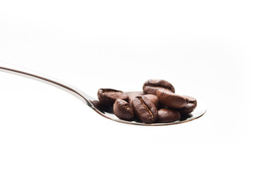 grains de café dans une petite cuillère